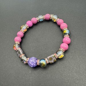 Purple Glass Beaded Charm Bracelet, Stretchy Bracelet, Fashion Accessory, Stylish Charm Jewelry, Unique Gift Idea