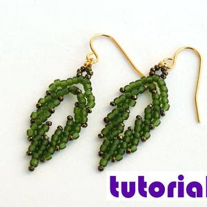 Peut inclure: Paire de boucles d'oreilles faites à la main en forme de feuille. Elles sont composées de petites perles vert olive et de perles marron foncé. Des crochets d'oreilles dorés complètent le design. Le mot "tutorial" est visible.