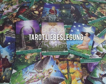 Könnte beinhalten: Eine Tarotkarten-Auslage mit grünen Rändern und bunten Illustrationen. Die Karten liegen auf einer Holzoberfläche. Der Text "TAROT LIEBESLEGUNG" und "Alinas Tarot" ist auf den Karten sichtbar.