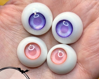 Peut inclure: Quatre paires d'yeux de poupée, deux avec un iris violet et deux avec un iris rose. Les yeux sont blancs avec une finition brillante.