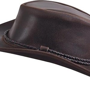 Puede incluir: Sombrero de vaquero de cuero marr&oacute;n con ala ancha y banda trenzada alrededor de la corona. El sombrero tiene un estilo western cl&aacute;sico. El sombrero es de cuero y es adecuado para actividades al aire libre.