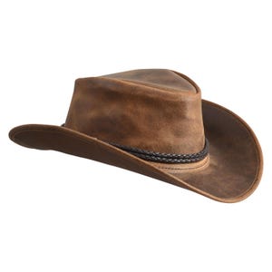 Puede incluir: Sombrero de vaquero de cuero marr&oacute;n con acabado envejecido. El sombrero presenta un ala ancha y una banda negra trenzada alrededor de la corona. Adecuado para la protecci&oacute;n solar y actividades al aire libre.