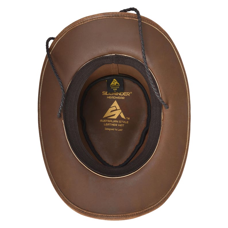 Puede incluir: Sombrero de cuero marr&oacute;n con ala ancha e interior marr&oacute;n oscuro. El sombrero tiene una correa de barbilla negra y el interior presenta el texto "SILCWINDER HEADWEAR" y "AUSTRALIAN STYLE LEATHER HAT".