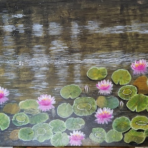 Seerosen im Teich Wandbild. &quot;Schöne ruhige Seerosen mit Seerosenblättern in einem Teich mit der Spiegelung der Sonne&quot;&quot; Kunstdruck Wohndeko&quot;