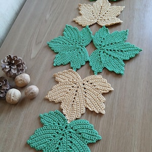 Caminho de mesa de crochê com folhas de bordo – Decoração de outono, feito à mão