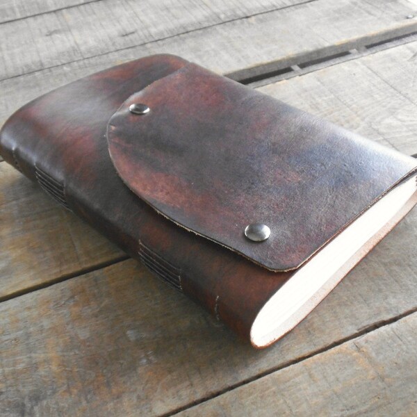 Sketchbook Journal moyen rustique cuir marron foncé avec fermeture Snap, livre d'or de mariage cuir, carnet de croquis à la main de cuir blanc