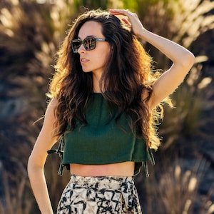 Top curto de linho com amarração lateral | Blusa de verão em tecido natural | Top curto de linho estilo boho feito à mão