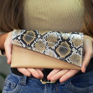 Cartera de cuero hecha a mano para mujer, billetera compacta de diseñador con estampado de piel de serpiente beige, bolso de mano para mujer hecho a mano