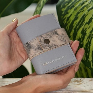 Cartera de cuero hecha a mano para mujer, cartera compacta gris, cartera pequeña minimalista hecha a mano