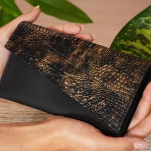 Cartera de cuero hecha a mano para mujer, cartera compacta de diseñador negra, cartera elegante con estampado de cocodrilo para mujer, cartera delgada para mujer