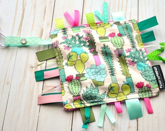 Jouet froissé bébé fille - cadeau bébé fille - cadeau de baby shower - couverture froissée - lovey - craquelé côtelé froissé - cactus à la framboise