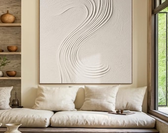 Puede incluir: Una pintura abstracta blanca con un diseño texturizado y en relieve de líneas curvas. La pintura está enmarcada en un marco fino de color marrón claro.