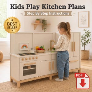 Puede incluir: Una cocina de juguete de madera color crema con una estufa, horno, fregadero y refrigerador. La cocina tiene un grifo dorado y manijas de madera. Un niño está jugando con la cocina. El texto "Kids Play Kitchen Plans" y "Step By Step Instructions" son visibles.