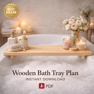 Puede incluir: Una bandeja de baño de madera clara abarca una bañera blanca llena de burbujas. La bandeja contiene un dispensador de jabón, un recipiente pequeño con una esponja, una vela y un tarro con sales de baño rosas. Un ramo de flores y más velas están en el fondo. El texto en la imagen dice "Wooden Bath Tray Plan".