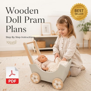 Pode incluir: Um carrinho de bonecas de madeira cinza claro com uma boneca dentro, ao lado de uma menina. O carrinho tem rodas de madeira com um desenho de flor e uma alça. A imagem inclui o texto "Wooden Doll Pram Plans" e "Step By Step Instructions".