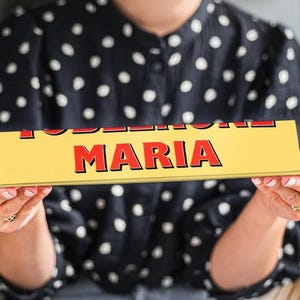 Toblerone-chocoladereep | Gepersonaliseerde melkchocoladecadeau met naam | Uniek Moederdag- of jubileumcadeau | Gratis wenskaart