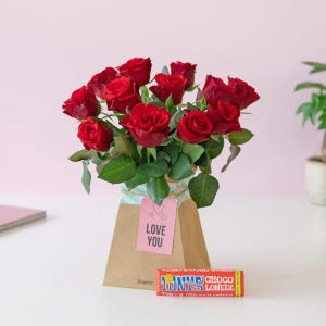 Roses rouges fraîches et chocolat boîte aux lettres cadeau | carte personnalisée | Cadeau Fête des Mères | Cadeau respectueux de l'environnement