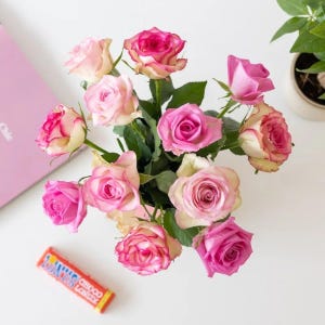 Frische rosa Rosen & Schokolade Letterbox Geschenk | Personalisierte Karte | Muttertagsgeschenk | Umweltfreundliches Geschenk