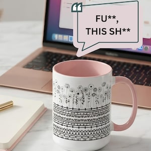 Puede incluir: Una taza de cerámica blanca con interior y asa de color rosa, con un patrón de líneas negras de flores y formas geométricas. Un globo de texto rosa sobre la taza contiene el texto FU**, THIS SH** en letras mayúsculas negras.