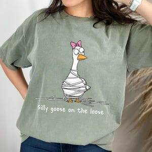 Lustiges Gans Shirt - Dumme Gans auf dem lockeren Comfort Colors T-Shirt, süßes Tier-T-Shirt, Geschenk für sie, Gänseliebhaber-Shirt, weiches Vintage-Look T-Shirt