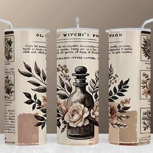 Può includere: Un bicchiere bianco con un design in stile vintage che presenta una bottiglia di pozione, fiori e il testo "Witche's Potion".