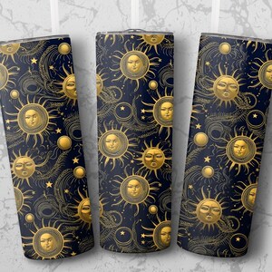 Puede incluir: Tres vasos aislados con un patrón repetido de caras de sol doradas, estrellas y diseños celestiales sobre un fondo azul marino. El diseño tiene un tema vintage y celestial.