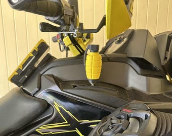 Pomo de palanca de cambios Grenade: compatible con Can-Am, Kawasaki y CF Moto con pomo de palanca de cambios roscado. Patrón de rosca de 8x1,25 mm para adaptarse a la mayoría de los vehículos todo terreno.
