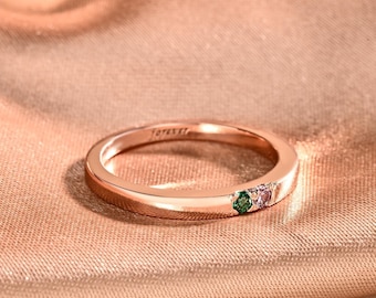 Anillo minimalista con piedra de nacimiento grabada, anillo de piedras preciosas, regalo personalizado para una amiga, anillo de piedra de nacimiento para la madre de la familia.