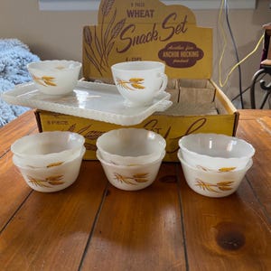 Puede incluir: Un juego de aperitivos de 8 piezas de vidrio de leche blanco con un diseño de trigo. El juego incluye 4 tazas y una bandeja. La caja dice "Another fine Anchor Hocking product".
