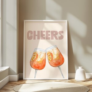 Aperol Spritz Print, Cheers Print, Jasnoróżowa sztuka ścienna, Wydruki alkoholowe, Wydruk koktajlowy retro, Plakat koktajlowy, Plakat na wózek barowy, Wydruk Aperol