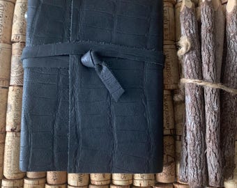 Cuaderno de cuero negro repujado