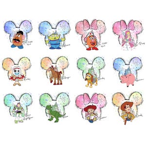 Pode incluir: Uma coleção de ilustrações coloridas com personagens da franquia Toy Story, cada uma dentro de uma silhueta de orelha do Mickey Mouse. Personagens: Sr. Batata, Aliens, Bo Peep, Forky, Bullseye, Slinky, Hamm, Buzz Lightyear, Rex, Jessie e Woody.