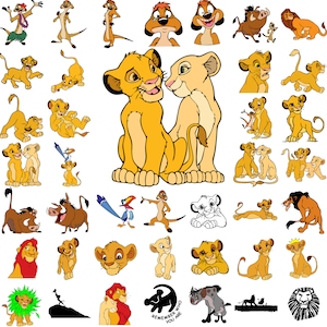 Puede incluir: Una colección de imágenes de dibujos animados con los personajes de la película de Disney El Rey León. Las imágenes incluyen a Simba, Nala, Mufasa, Scar, Pumbaa, Timon y muchos más. Las imágenes están en varias poses y expresiones, y algunas están en color mientras que otras están en blanco y negro.