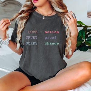Koszulka Comfort Colors® Love Trust Sorry Rules | Koszulka z cytatem o dojrzałości emocjonalnej | Koszulka minimalistyczna | Koszulka Truth Over Words | Koszulka Healing Journey