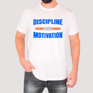 Discipline Over Motivation Tee | Gym Discipline Shirt | Gym Mindset Tee | Mentale Stärke T-Shirt | Motivierendes Fitness-T-Shirt | Disciplin Shirt