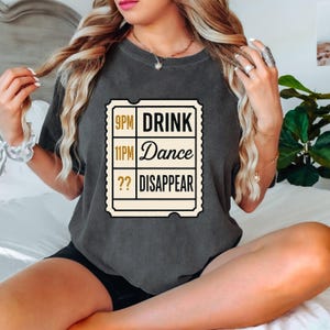 Comfort Colors® Drink Dance Disappear Shirt | Party-Shirt | Lustiges Night Out T-Shirt | Konzert-Eintrittsart-Shirt | Trink- und Tanzshirt