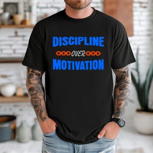Comfort Colors® Discipline Over Motivation T-Shirt | Gym Discipline Shirt | Gym Mindset Shirt | Mentale Stärke T-Shirt | Motivierende Fitness Tee