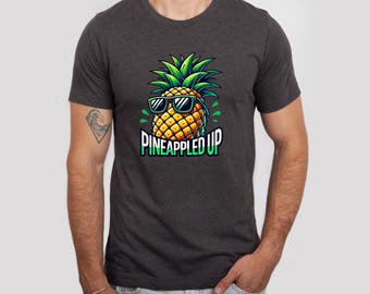 パイナップルアップTシャツ | クールなパイナップルグラフィックTシャツ | サマーバイブスシャツ | パイナップルシャツ | パイナップルダジャレシャツ | パーティーTシャツ | ビーチシャツ