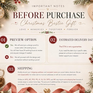 Op de afbeelding: Een informatieve afbeelding met de titel IMPORTANT NOTES BEFORE PURCHASE Christmas Bestie Gift. Het bevat drie secties: 01 PREVIEW OPTION, 02 ESTIMATED DELIVERY DATE en 03 SHIPPING, omringd door feestelijke kerstversieringen zoals dennentakken, bessen en ornamenten.