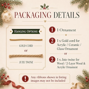 Op de afbeelding: Een informatieve afbeelding getiteld PACKAGING DETAILS met ophangopties voor ornamenten. Het toont 1 ornament, een gouden koord voor acryl, keramiek of glazen ornamenten, en jutekoord voor houten of 2-laags houten en acryl ornamenten.