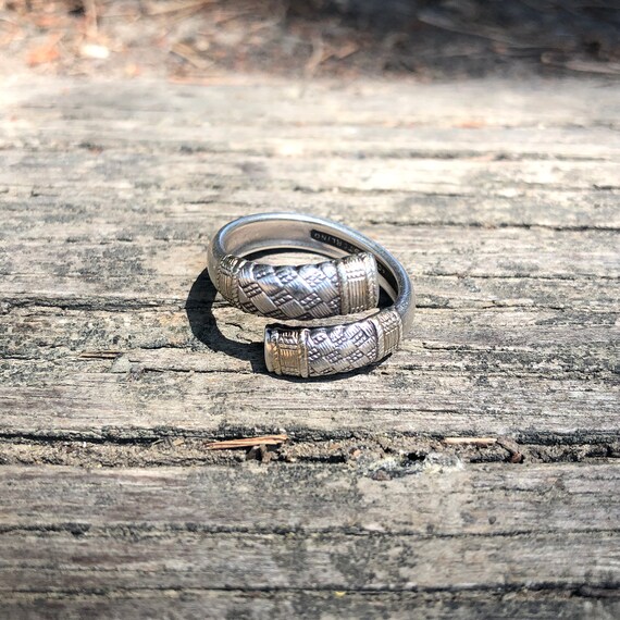Vintage silver adjustable ring with etching and g… - image 3