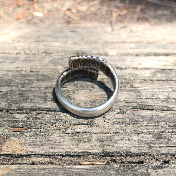 Vintage silver adjustable ring with etching and g… - image 5