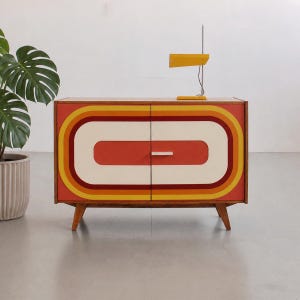 Credenza vintage nel nuovo e colorato stile di metà secolo, anni '60