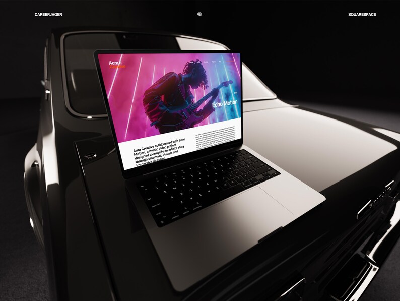 K&ouml;nnte beinhalten: Ein Laptop, der eine Website mit dem Text "Echo Motion" und einer Person, die Gitarre spielt, vor einem rosa und blauen Hintergrund anzeigt. Der Laptop befindet sich auf der Motorhaube eines schwarzen Autos. Der Website-Text lautet "Aura Creative hat mit Echo Motion zusammengearbeitet..."