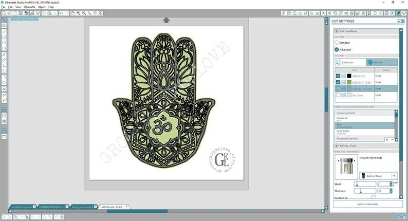 Puede incluir: Un dise&ntilde;o de mano de hamsa negro y verde con detalles intrincados y un s&iacute;mbolo om en el centro. El dise&ntilde;o est&aacute; listo para ser cortado con una Silhouette Cameo.