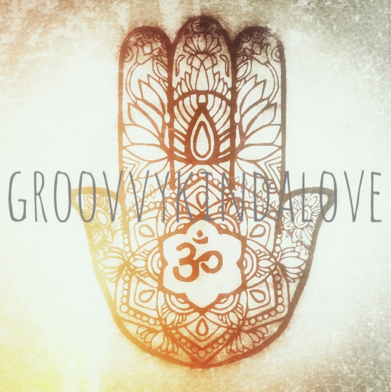 Puede incluir: Una mano de hamsa en blanco y negro con detalles intrincados, que presenta un dise&ntilde;o de mandala con un s&iacute;mbolo Om en el centro. El fondo es de color naranja y amarillo descolorido.