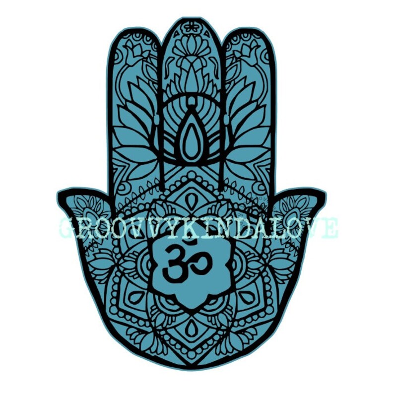 Puede incluir: Una mano de hamsa azul con intrincados dise&ntilde;os de mandala negros y un s&iacute;mbolo Om en el centro.