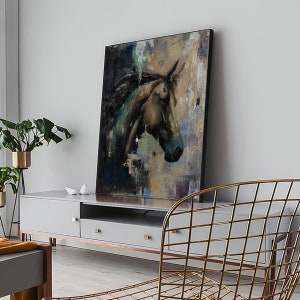 Puede incluir: Una gran pieza de arte mural rectangular enmarcada que presenta una pintura al &oacute;leo abstracta de una cabeza de caballo de perfil. La obra utiliza una paleta de colores oscuros de negro, azul profundo y tonos marrones con pinceladas.