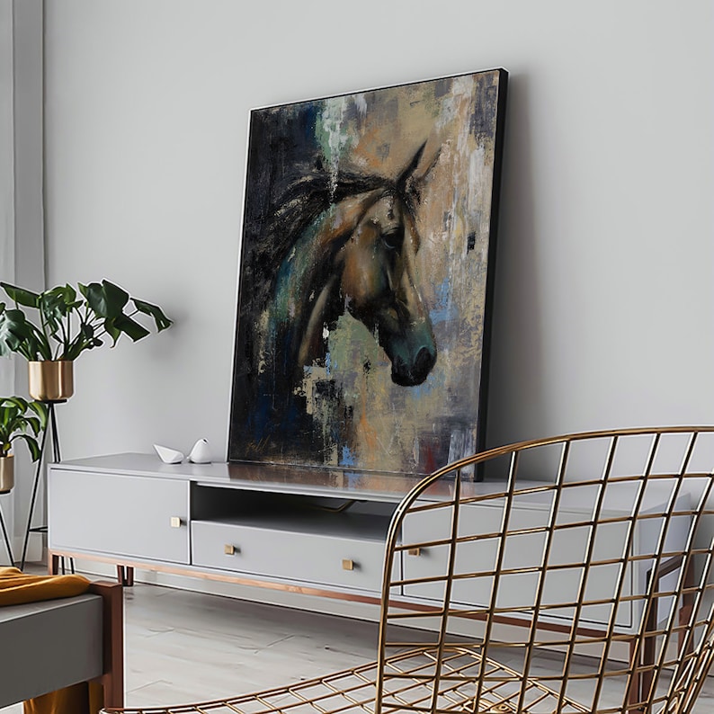 Puede incluir: Una gran pieza de arte mural rectangular enmarcada que presenta una pintura al &oacute;leo abstracta de una cabeza de caballo de perfil. La obra utiliza una paleta de colores oscuros de negro, azul profundo y tonos marrones con pinceladas.
