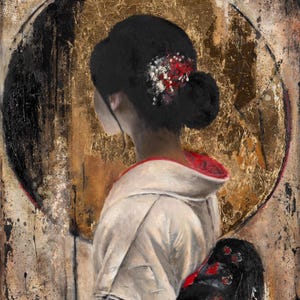 Puede incluir: Una pintura de una persona vista desde atr&aacute;s, con un kimono blanco con cuello interior rojo y un cintur&oacute;n obi negro con detalles florales rojos. El cabello oscuro est&aacute; recogido en un mo&ntilde;o con flores rojas y blancas sobre un fondo circular dorado.